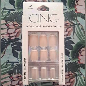 Icing French Tip Faux Nails